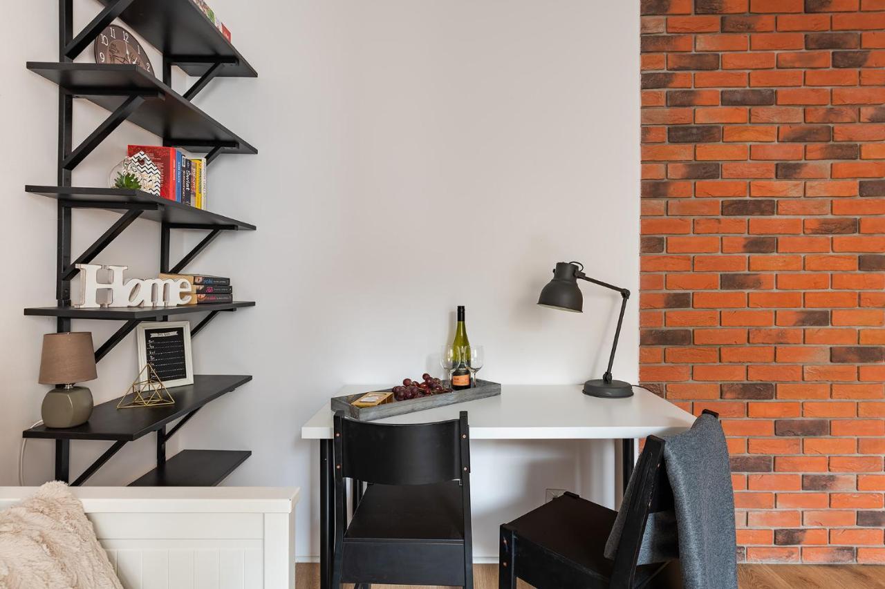 وارسو Marszalkowska 83 - Bezplatny Parking - Free Parking - W Pelni Wyposazona Kuchnia - 500M Do Dworca Centralnego - Okna Od Strony Dziedzinca - Wifi - Smart Tv المظهر الخارجي الصورة
